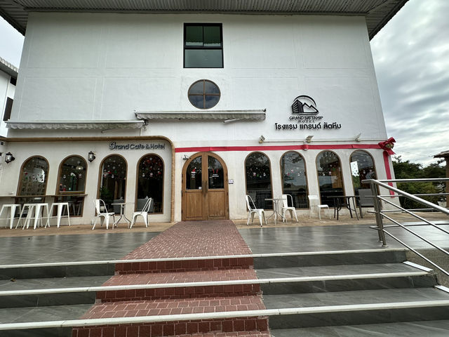 โรงแรมแกรนด์สัตหีบ (Grand Sattahip Hotel)