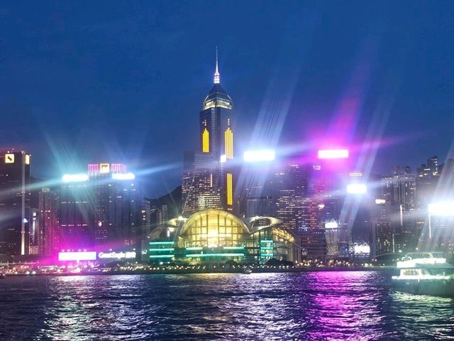 日與夜的景色都同樣令人沉醉的維多利亞港