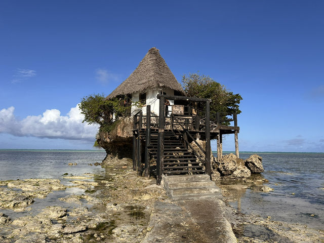 【The Rock Restaurant｜“ザンジバル名物！海に浮かぶ絶景レストラン”】