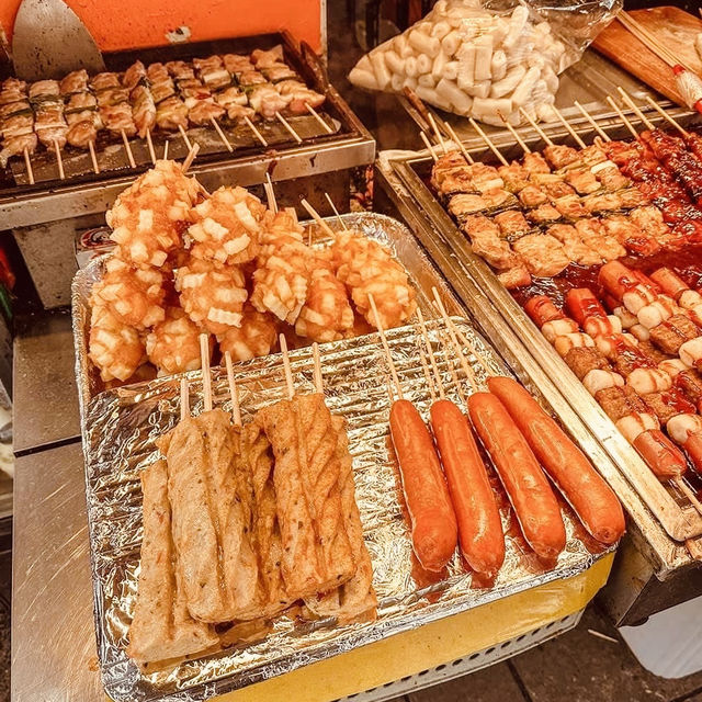 Solo Feasting at Gwangjang Market: Seoul’s Ultimate Street Food Adventure!** 🍜🎪