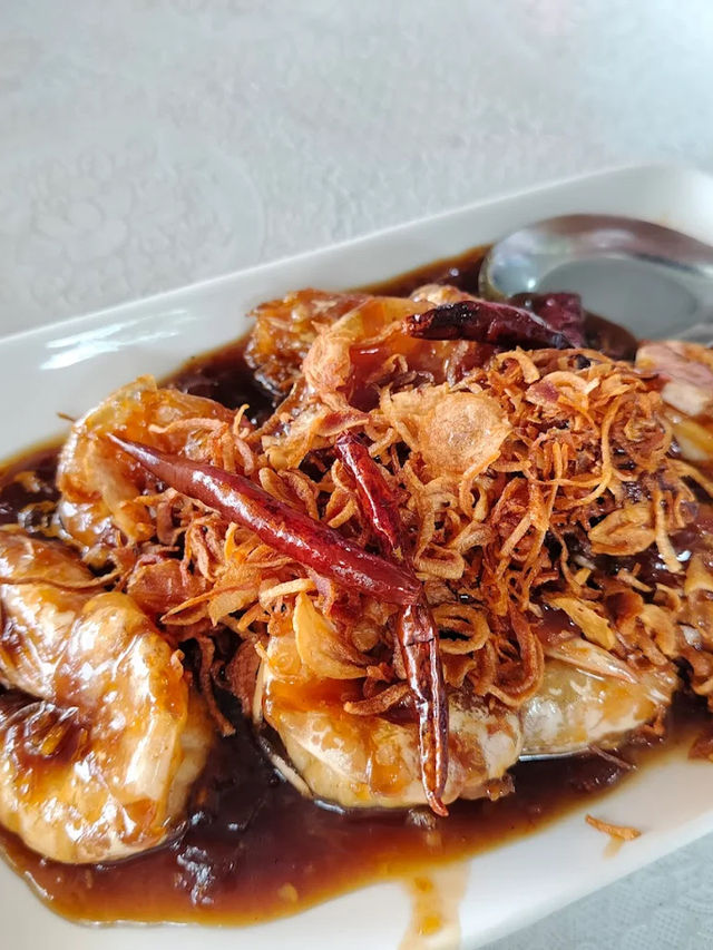 📍 “ต้นมะยม ภูเก็ต” – ร้านอาหารใต้รสเด็ด