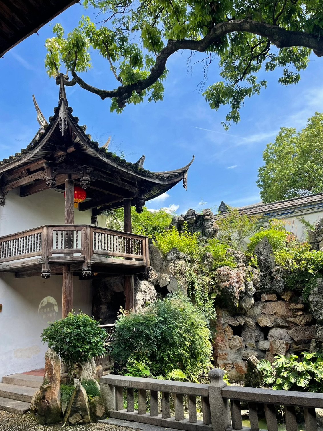當午後的陽光穿過古老屋頂的格柵，在石板路上投下斑駁的光影時，我們踏入了三坊七巷 🌞🏘️🍃。空氣中瀰漫著茶香、墨香和古木的氣息，彷彿牆壁本身都還記得庭院裡曾低語過的每個故事。白牆大宅靜靜矗立，雕花的門扉和精緻的窗櫺，讓人得以一窺福州數百年來商賈、文人與詩人的生活點滴。

我們在狹窄的巷弄間漫步，時間彷彿層層堆疊。販售絲綢和瓷器的精品店與靜謐的茶館並鄰，書法卷軸在陰涼的角落裡輕輕飄動 📜🍵🎐。偶爾，古箏的樂音從敞開的窗戶飄出，輕快而短暫。三坊七巷不僅僅是個歷史景點，它更是一座充滿記憶的活生生的城市，每一次轉彎都像是在揭開一個仍在石縫中呼吸的被遺忘的篇章 🚶♀️🕰️🏮。