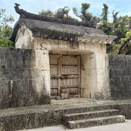 Shuri Castle: A Solo Traveler’s Journey Through Ryukyu Kingdom Splendor"** 🏯🌺