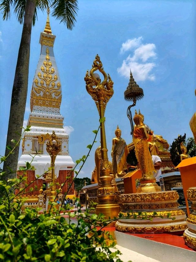 พระธาตุพนมบรมเจดีย์โดดเด่น