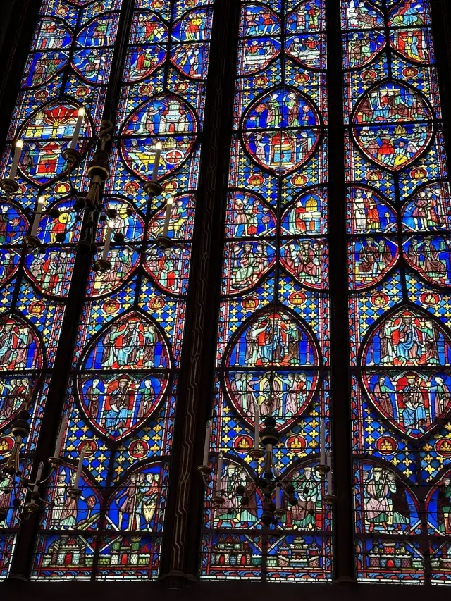 聖禮拜堂的彩繪玻璃令人震撼！