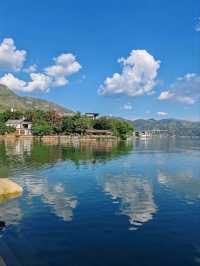 Island Stroll: Embracing the Beauty of Erhai Lake