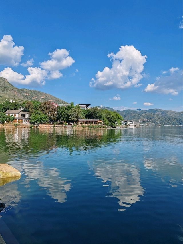 Island Stroll: Embracing the Beauty of Erhai Lake