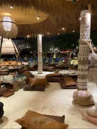 🌴【芭提雅Cave Beach Club｜天然岩洞的夢幻海灘度假餐廳】  