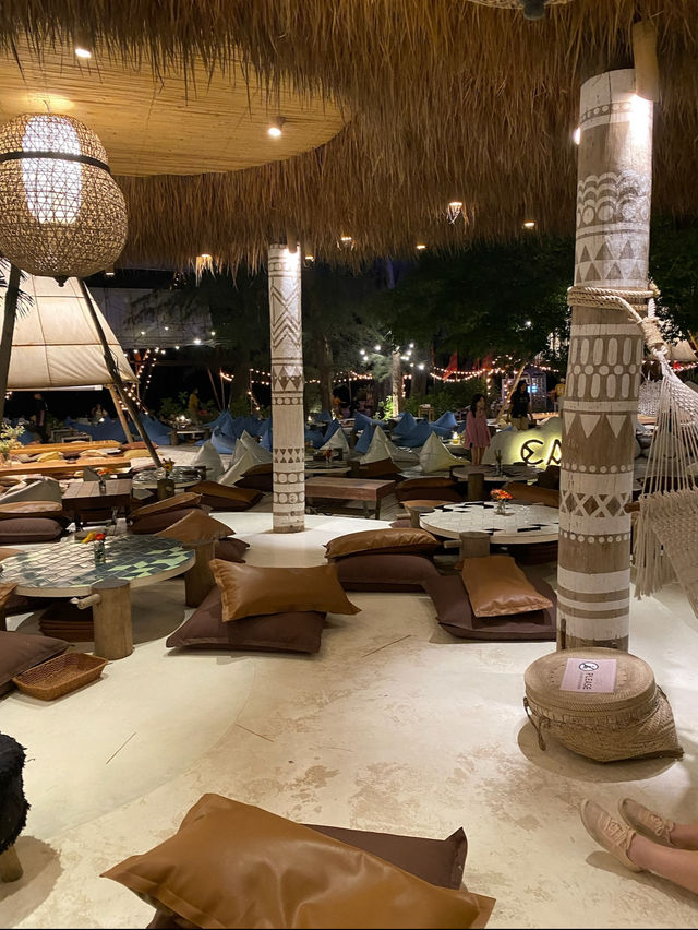 🌴【芭提雅Cave Beach Club｜天然岩洞的夢幻海灘度假餐廳】  