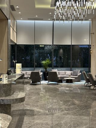 🛎️ 활기 넘치는 쿠알라룸푸르로 도시 여행을 계획 중이신가요? 코트야드 바이 메리어트 쿠알라룸푸르 사우스는 매력적인 호텔입니다. 넓은 객실, 푸짐한 조식, 그리고 편안한 휴식을 위한 현지 편의 시설이 갖춰져 있습니다. 도시 탐험이든 객실에서의 휴식이든, 이 호텔은 모든 것을 충족시켜 드립니다.

위치는 잘란 푸총 137번지에 자리 잡고 있습니다. 대중교통은 바로 앞에 있지는 않지만, 그랩 서비스를 이용하면 시내 이동이 매우 편리하며, 아래층에는 간식, 생필품, 야식을 구매할 수 있는 마트도 있습니다. 객실은 편안한 침대, 정수된 수돗물, 자동 커튼, 그리고 넉넉한 공간을 자랑하며 편안함과 스타일을 모두 만족시킵니다. 밝고 모던한 인테리어를 사진으로 담아 인스타 스토리에 올리거나, 햇살 가득한 창가에서 셀카를 찍어 프로 수준의 #TravelGram을 만들어 보세요.

매일 아침 유명한 조식 뷔페로 하루를 시작해 보세요. 10점 만점에 10점, 꼭 드셔보세요. 현지 말레이시아 인기 메뉴와 세계 각국의 요리가 어우러진 신선하고 맛있는 요리를 기대해 보세요. 객실 요금에 조식이 포함되어 있다는 점도 큰 장점입니다!

몇 가지 팁을 드리자면, 체크인 시 객실 청소 및 소통이 더 원활할 수 있다는 의견도 있으니, 조금만 인내심을 가지면 훨씬 더 큰 효과를 볼 수 있습니다. 도착 시 객실에 모든 편의시설이 있는지 확인하고, 필요한 물품이 있으면 직원에게 문의하세요.

trip.com에서는 예약 시 유연한 상품 및 취소 옵션을 제공하는 경우가 많습니다(변경될 수 있는 여행 계획에 유용합니다). 여행 계획을 세우는 꿀팁으로는 근처에서 간단한 현지 음식을 먹고, 그랩을 타고 부킷 빈탕이나 KLCC로 가서 쇼핑을 하거나 도시의 상징적인 명소를 구경하는 것이 좋습니다.

#쿠알라룸푸르 #호텔리뷰 #코트야드메리어트 #조식뷔페 #여행팁