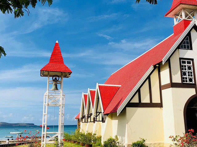 Notre Dame Auxiliatrice - Bright colors and a picturesque view of Mauritius 