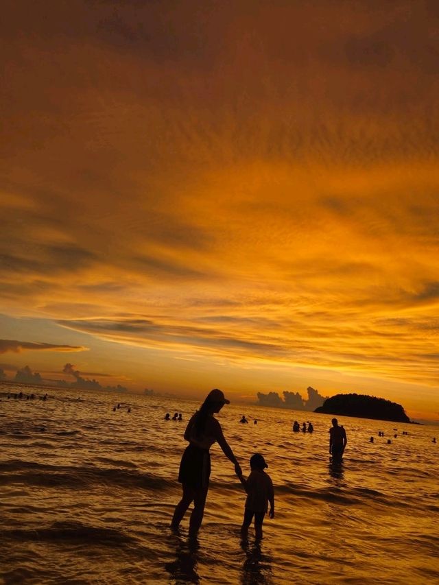 가족들이 사랑할 수밖에 없는 푸켓의 조용한 해변
