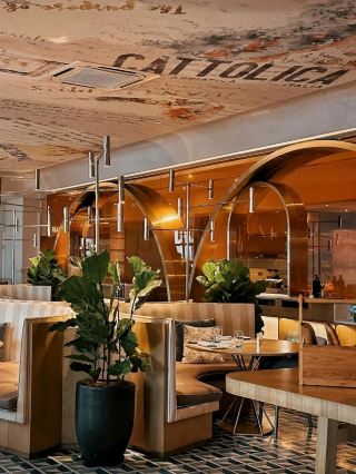 星期日吉隆坡池畔自助早午餐