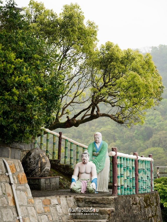ไหว้พระในวันที่ฝนพรำ บรรยากาศสงบอย่างบอกไม่ถูก ไหว้พระในวันที่ฝนพรำ บรรยากาศสงบอย่างบอกไม่ถูก