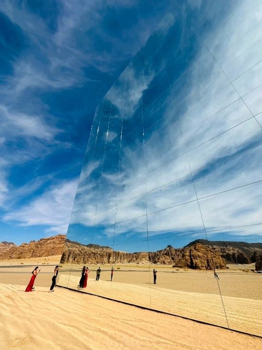 🪞サウジアラビアの砂漠に潜む、世界最大の鏡の建築物。 | Trip.com