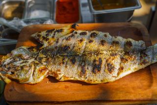 ラ・ドセーナで味わう、新鮮なセビーチェと魚の丸ごとグリル。