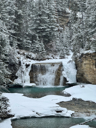 ❄️ Johnston Canyon Ice Walk — เมื่อเส้นทางเดินป่ากลายเป็นโลกสีขาว