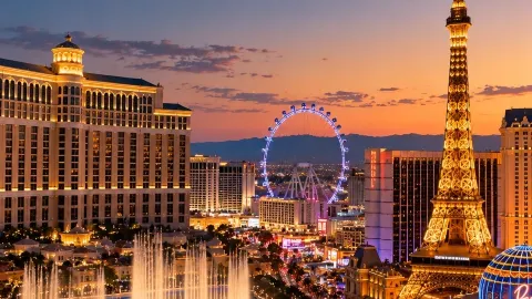 🇺🇸🎰 Las Vegas, USA — A city of bright lights, luxurious c — traveler post in Las Vegas