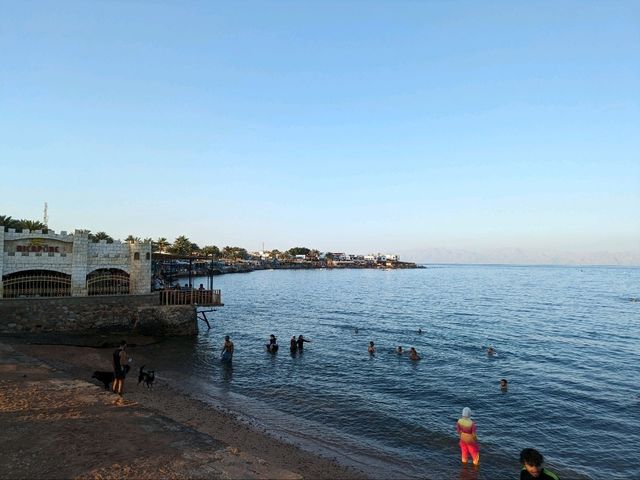 ダハブの海岸沿いのお店でチル