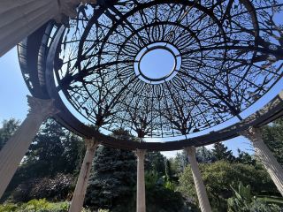 링컨의 선큰 가든에서 자연의 오아시스로 빠져보세요!