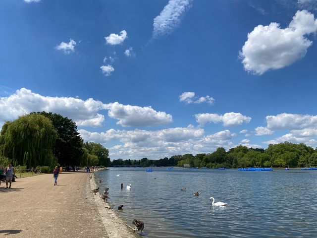 Hyde Park: London's Verdant Heart 🌳🚣‍♂️ 
