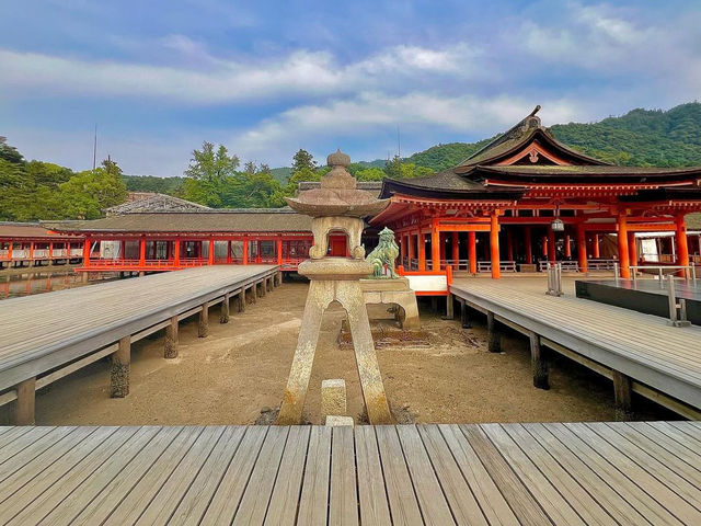이쓰쿠시마 사원: 일본의 떠다니는 아름다움의 아이콘 ⛩️🌊
