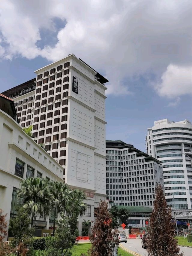 “Trendy Orchard‑Edge Haven with Spa & Club Lounge”