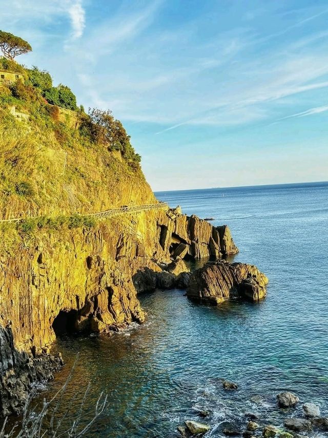 🌊 Riomaggiore: The Colorful Gateway to Cinque Terre 🇮🇹✨