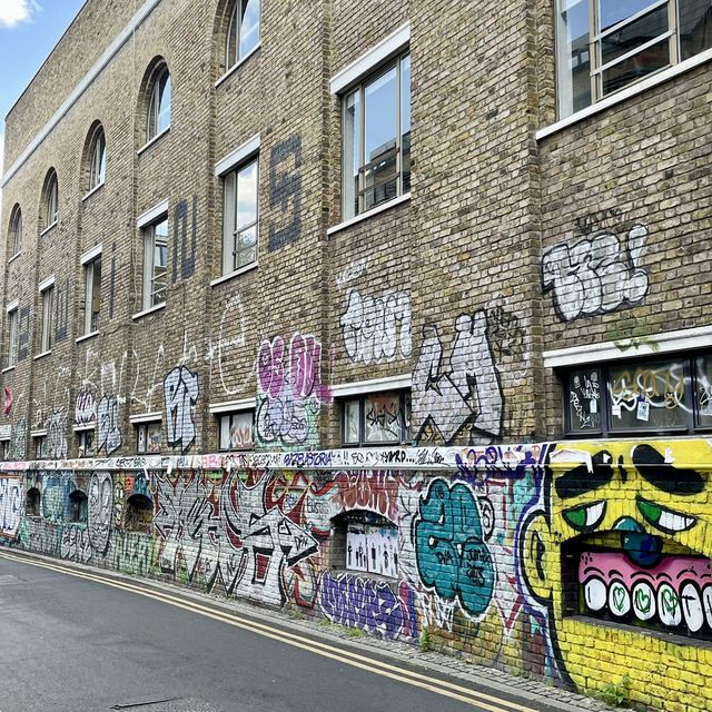 London🇬🇧Shoreditch & Its Canvas of Graffiti: London's Urban Art Gallery! 🏙️✨