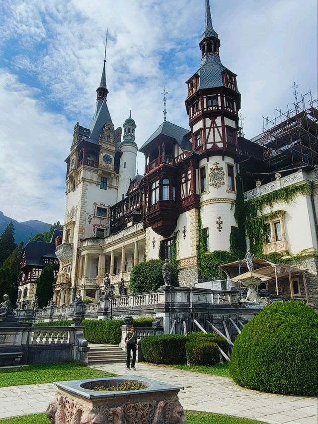 有供暖的先進城堡，Peleș Castle（佩雷什城堡）位於 羅馬尼亞喀爾巴阡山脈的錫納亞（Sinaia）