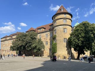 符騰堡州立博物館(Landesmuseum Württemberg)位於德國巴登-符騰堡州首府斯圖加特的老王宮(Altes Schloss)內,是德國最重要的文化歷史博物館之一,也是瞭解符騰堡地區歷史發展的重要窗口。博物館起源於19世紀的符騰堡王室收藏,現擁有超過百萬件文物,展示從史前時代、凱爾特文化、羅馬時期、中世紀直到近現代的豐富歷史。館內的重要收藏包括凱爾特時期的金銀器和裝飾品、羅馬時代文物、中世紀宗教藝術品,以及符騰堡公爵家族珍藏的金銀器、珠寶、鐘錶和藝術品。其中,“珍寶展”集中展示了博物館最具代表性的收藏。博物館所在的老王宮本身也是一座重要歷史建築,16世紀改建為德國南部文藝復興式宮殿,優雅的拱廊庭院為參觀增添了獨特魅力。如今,符騰堡州立博物館不僅展示地方歷史,更反映了歐洲文化的發展歷程,是斯圖加特最具代表性的文化地標之一。