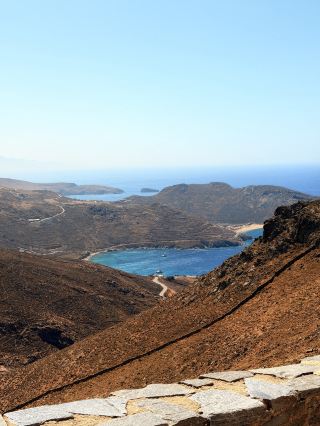 塞里福斯島 🇬🇷🚤💦

如果您熱愛僻靜的海灘、清澈見底的海水和經典的白色村莊,塞里福斯島將是您在基克拉迪群島的完美度假勝地。

必遊景點:

· 探索山頂小鎮霍拉,漫步於石板小巷,飽覽壯麗景色

· 自駕探索僻靜的海灘

· 在瓦吉亞海灘放鬆身心

· 在利瓦迪享用美食和日落飲品

· 品嚐島上傳統的慢燉鷹嘴豆-雷維塔達

我的建議:租一輛車。塞里福斯島非常適合按照自己的步調探索,從隱密的海灘到寧靜的村莊和當地小酒館,應有盡有。