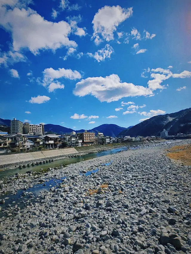 下吕温泉で合掌造りの歴史を学び、白川郷を愛する