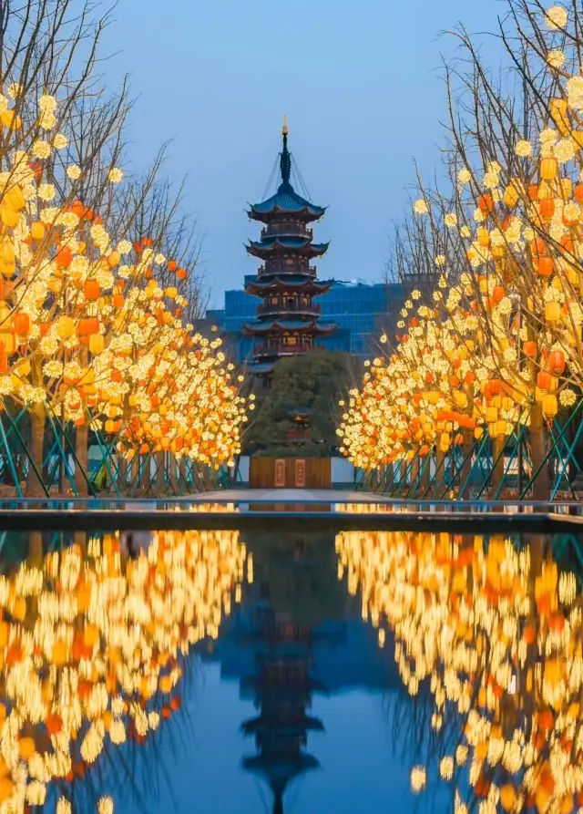 Shanghai is making a big move! The 'Fire Tree and Silver Flower' lanterns at Longhua Temple are incredibly romantic!