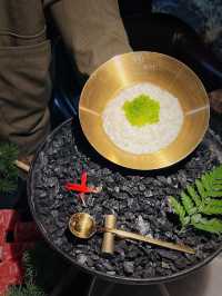 太內卷啦❗️才知道這家黑金風餐廳是吃椰子雞的❗️