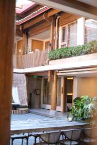 在麗江古城侘寂美學民宿裡staycation。