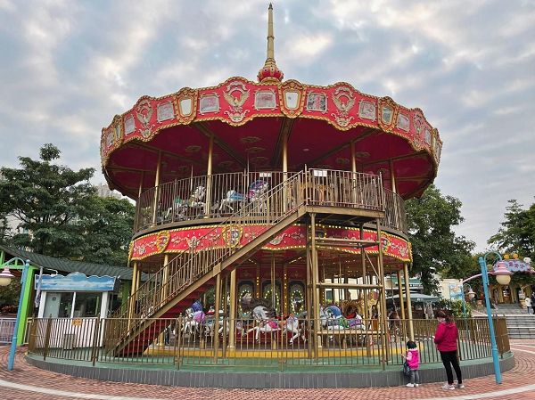 含飴弄孫！白鬍子爺爺陪孫孫去深圳市兒童天地。