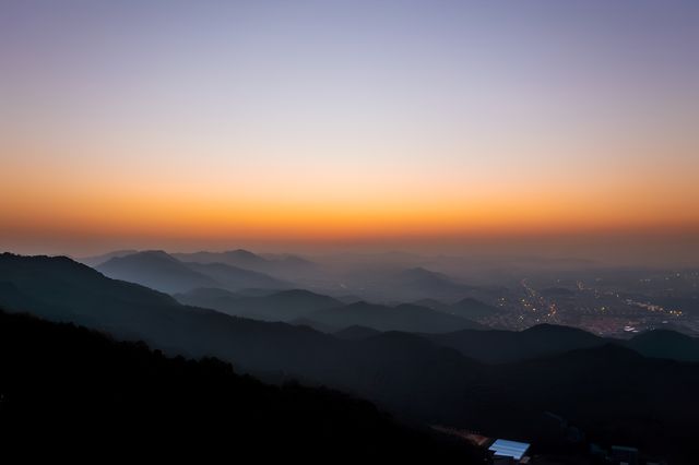 杭州北高峰徒步記，攀頂賞景，血月難忘，扭傷亦值