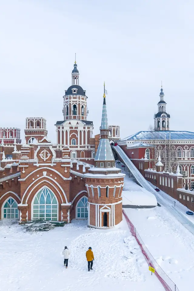 Winter fairy tale adventure, experience the five-story ice and snow slide