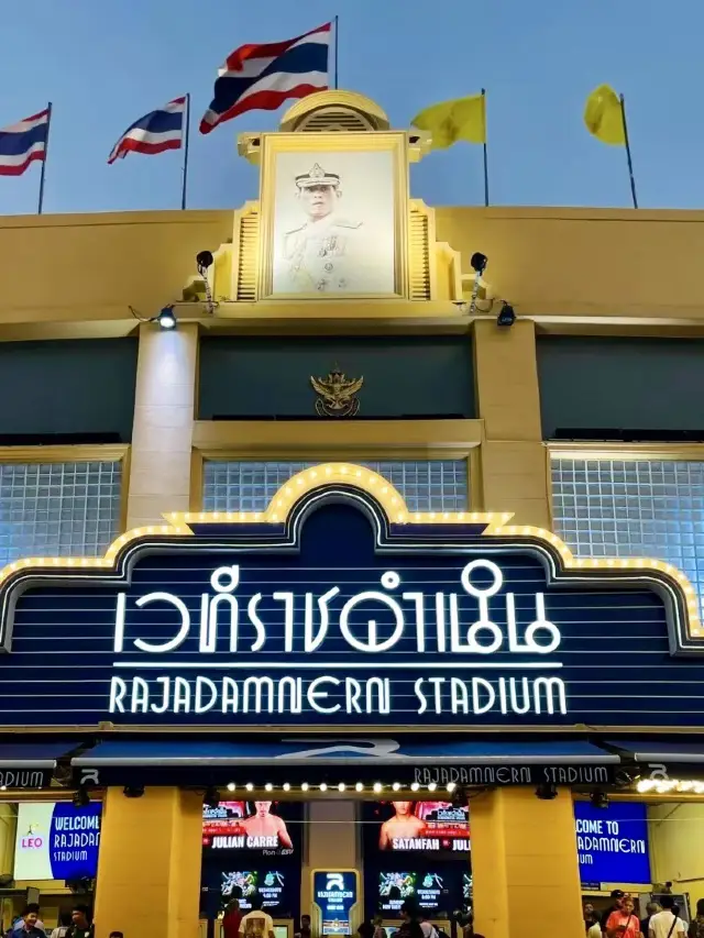 ใต้เงาหมัด เหงื่อกลายเป็นบทกวี: ค่ำคืนแห่งมวยไทยที่เต็มไปด้วยความเร้าใจ