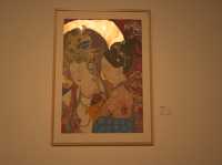 壮大なスケールの門構えをくぐった先にある中国のアートに触れる