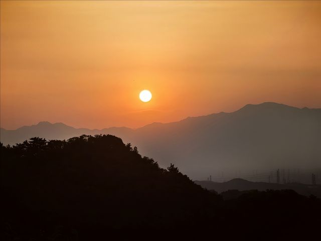 夜遊八達嶺：燈光下的長城奇幻畫卷
