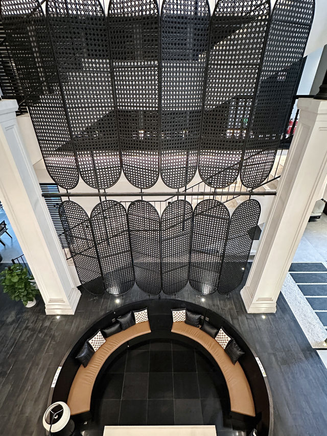 黑白天堂！入住版納藝術館泳池酒店