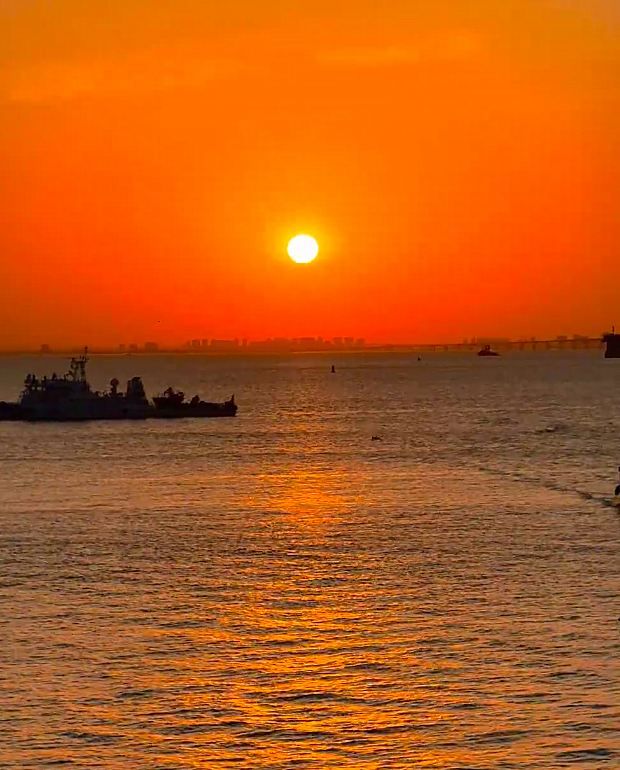 週末晚霞美爆青島後海