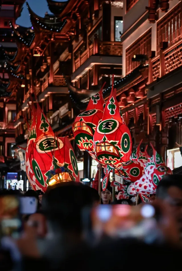 非遺魚燈銜著月光，游進了豫園的夢裡