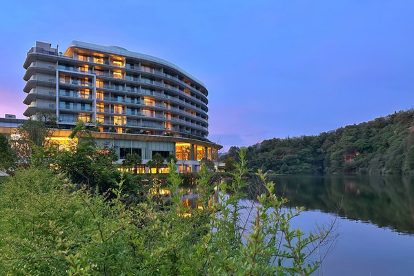 Kunming's Stunning Lakeview Hotel Hidden in a National 4A Scenic