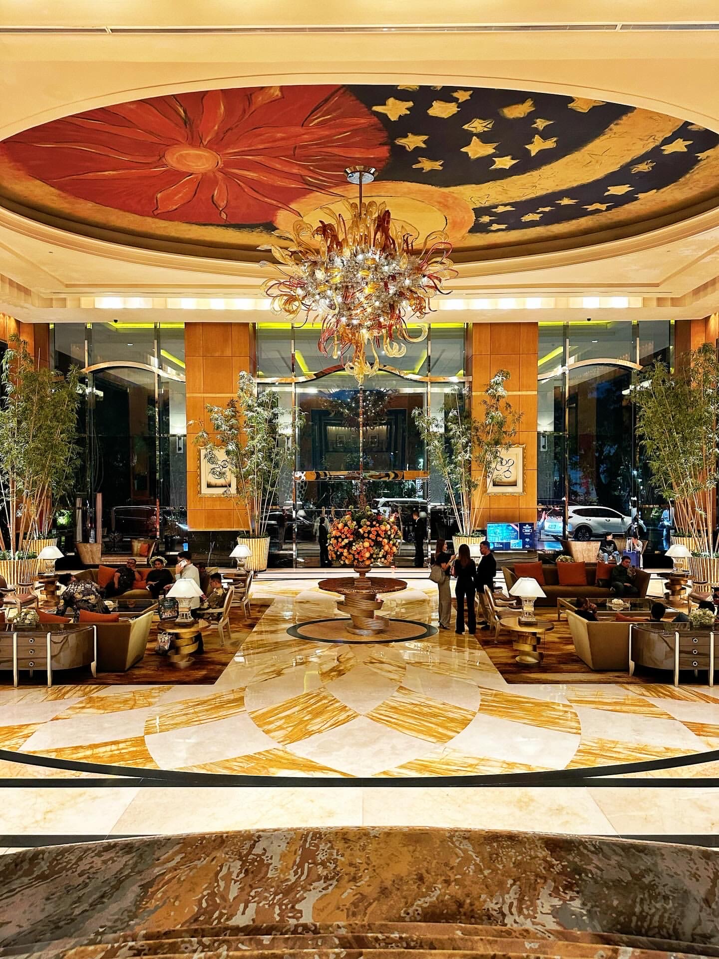 Saya secara tak terduga menemukan hotel resor yang begitu menakjubkan di kawasan CBD Jakarta! 🏨

Hotel Muriya Senayan, Jakarta 📍Lokasi yang benar-benar fantastis: Berjarak dekat dengan Stadion Nasional Indonesia dan kawasan perbelanjaan Senayan. Impian yang menjadi kenyataan bagi para pencinta konser dan pelari maraton! 💃 (Hotel ini sangat kedap suara – Anda tidak akan mendengar suara bising dari luar!)

🌿Tipe kamar yang luar biasa:
▪️70% kamar menghadap lapangan golf
▪️Buka tirai di pagi hari dan Anda akan disambut oleh pemandangan hijau yang rimbun
▪️Kasur "seperti awan" telah tersertifikasi secara resmi! 🛏️

🏊Fasilitas luar biasa:
✔️Kolam renang luar ruangan sepanjang 50 meter + kursi berjemur ⛱️
✔️Spa dengan suasana fantastis 💆
✔️Gym 24 jam + lapangan tenis 🎾

🍽️Surga kuliner:
▪️Masakan lokal/makanan Jepang/makanan Italia/makanan Cina tersedia
▪️Sashimi saat sarapan sangat segar 🍣
▪️Lounge eksekutif memiliki pemandangan yang menakjubkan ✨

Singkatnya, ini adalah hotel surgawi di Jakarta yang menyeimbangkan bisnis dan liburan dengan sempurna! Pecinta hotel, ayo coba!