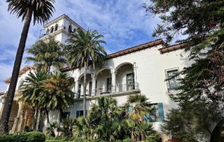 Got to spend some time exploring the coastal towns in California recently. Honestly, if you didn't know where you were, you'd think you were somewhere in Southern Europe.

First stop was Santa Barbara. The Spanish-style architecture is beautiful—lots of white walls, red-tiled roofs, and palm trees with the mountains in the background. Walking around the streets, the lighting was perfect for photos. It actually reminded me of those scenic, peaceful towns you'd see in a slice-of-life anime. I just sat at an outdoor cafe, had some coffee, and enjoyed the cool sea breeze. Super chill.

I also took a boat over to Avalon on Catalina Island. The view of the colorful houses climbing up the hillside next to the crescent bay was incredible, especially with all the small yachts docked there. I waited around until sunset to get some shots, and the golden hour light didn't disappoint. It made the whole harbor look so warm and peaceful. 

Definitely a nice change of pace. It was just really nice to walk around, take photos at my own pace, and enjoy the scenery.