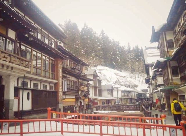 走進日本百年溫泉街，昭和風格的銀山溫泉漫遊。