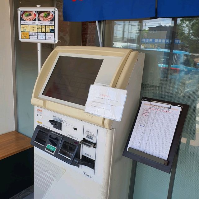 【大阪グルメ】生卵無料でさっぱり味のラーメン東大！